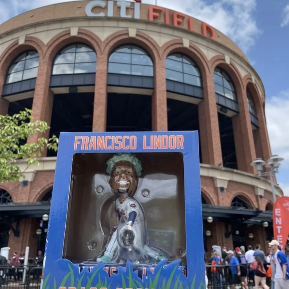 New York Mets Citi SGA 2023 Francisco Lindor Grass Growing Bobblehead - Picture 2 of 16